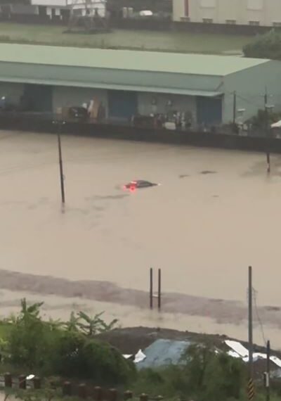 台灣新聞通訊社-豪雨炸高雄變汪洋！「汽車快滅頂」畫面曝光　目擊者驚：願駕駛平安
