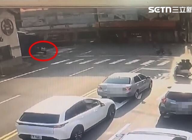 台灣新聞通訊社-彰化溪湖恐怖車禍！聯結車右轉輾過單車伯…卡輪底「腿變形」急送醫