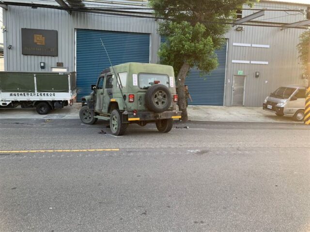 台灣新聞通訊社-出事了！陸軍21砲指部戰術輪車迴轉「撞飛摩托車」騎士濺血送醫