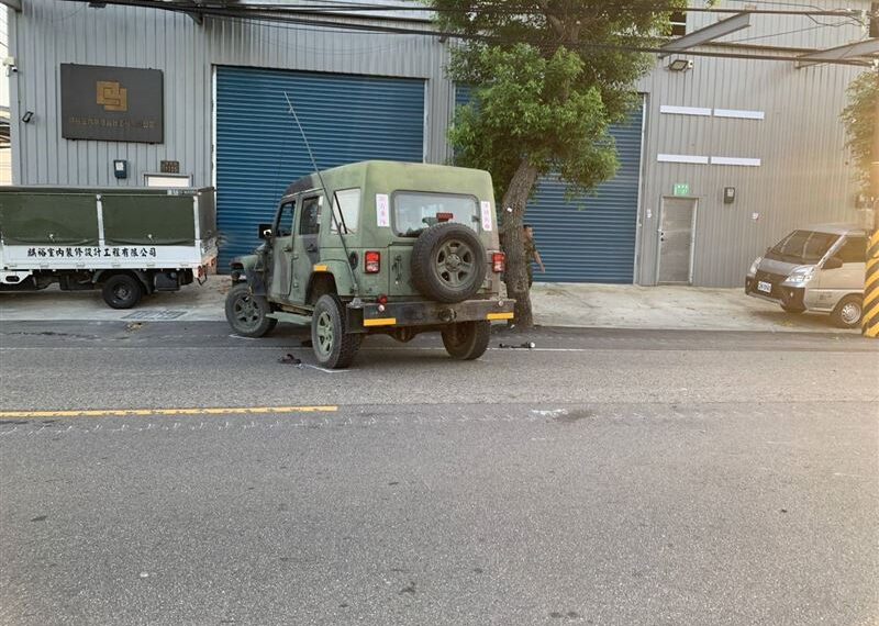 台灣新聞通訊社-出事了！陸軍21砲指部戰術輪車迴轉「撞飛摩托車」騎士濺血送醫