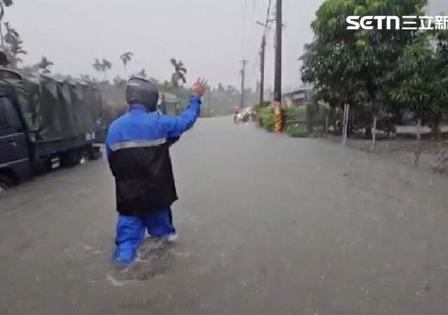 台灣新聞通訊社-屏東暴雨！積水淹到大腿　豬圈泡水豬隻驚嚇