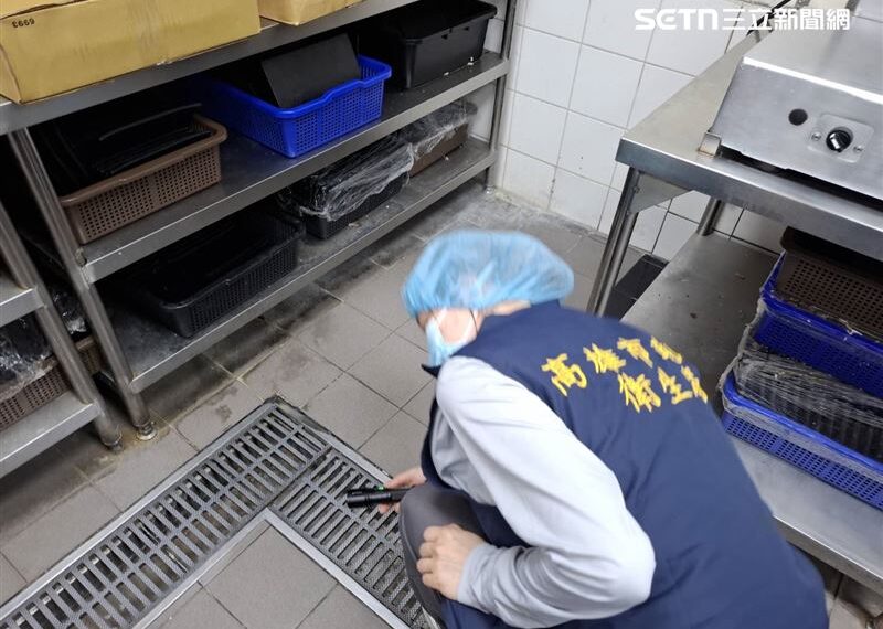 台灣新聞通訊社-知名連鎖燒肉店爆食安風波！蟑螂上桌「頻探頭擺弄觸鬚」目擊者：好大隻
