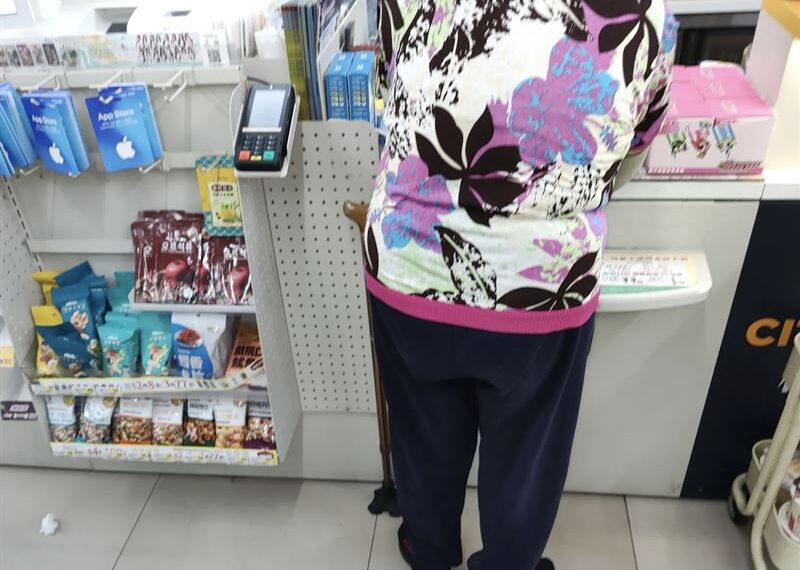 台灣新聞通訊社-阿嬤求救血壓計沒反應！店員「自掏腰包」救援網敲碗加薪　超商出手了