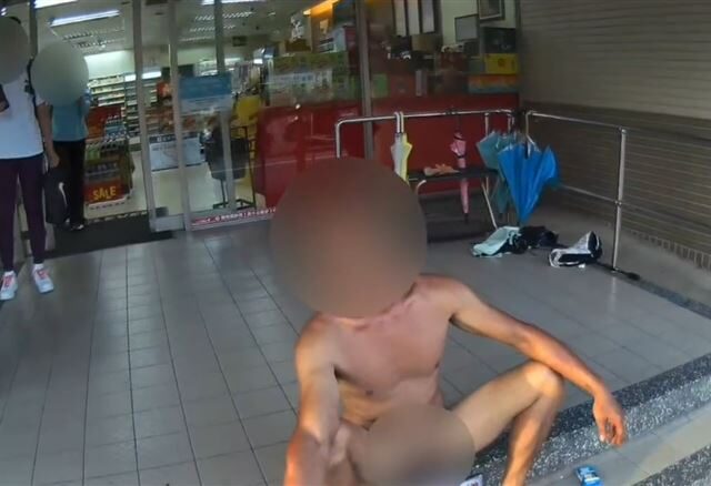 台灣新聞通訊社-正面照曝！桃園醉男鬧超商　腳開開變「太」躺階梯…警急拿紅布「遮羞」
