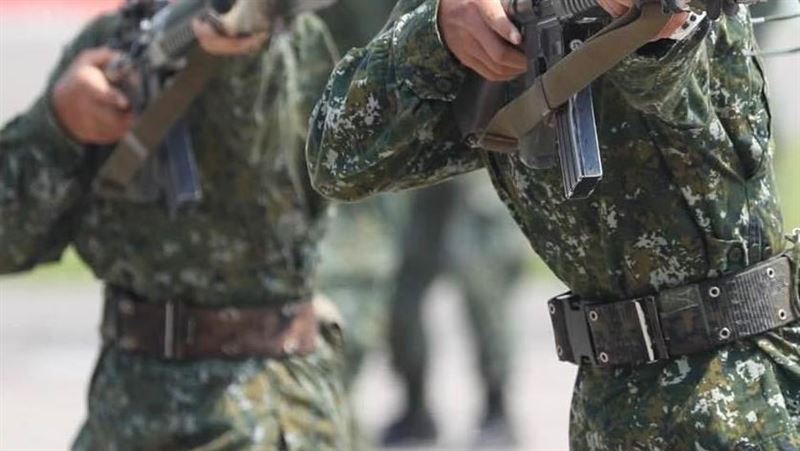 台灣新聞通訊社-十軍團辦公室淪炮房!漢光演習留守3天…渣夫「新婚8天」激戰女軍官