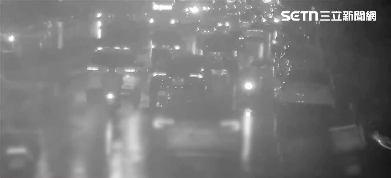 台灣新聞通訊社-連警車都不放過！醉漢冒雨攔小黃沒人停　改抓機車女騎士尖叫逃離