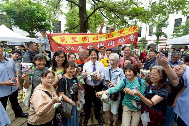 台灣新聞通訊社-總統直選30年！逛民主餐車市集大啖台式美食　賴清德大方喊：我請大家喝