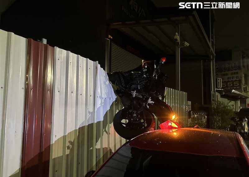 台灣新聞通訊社-台中離奇車禍！重機連撞4車「飛上1樓圍籬」…22歲男：眼前一黑就出事