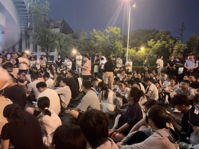 台灣新聞通訊社-合肥民眾集結抗議建垃圾場爆衝突　成功迫使官方撤消