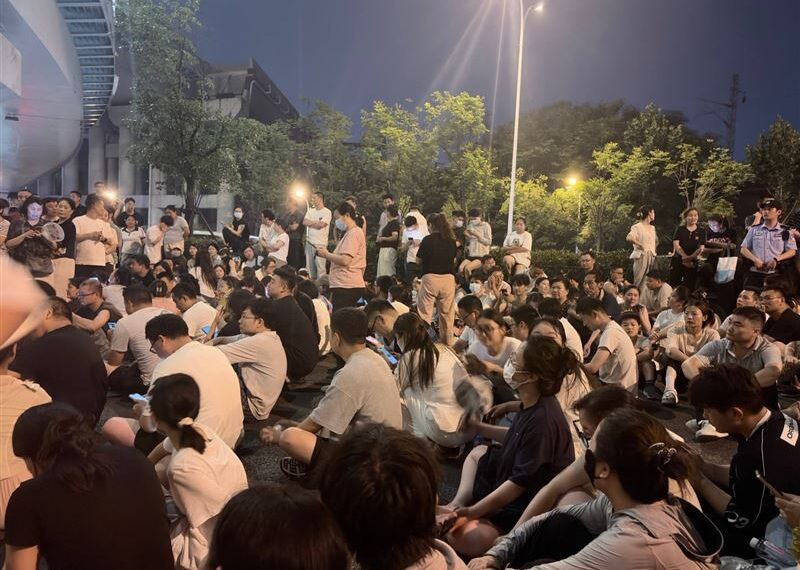 台灣新聞通訊社-合肥民眾集結抗議建垃圾場爆衝突 成功迫使官方撤消