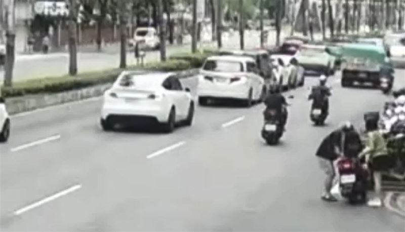 台灣新聞通訊社-板橋文化路4車追撞!疑未保持安全距離特斯拉遭殃 追撞瞬間畫面曝光