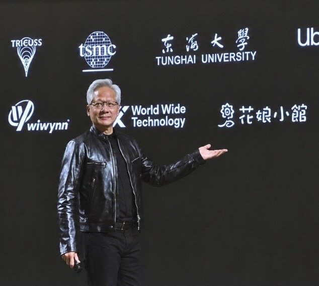 台灣新聞通訊社-黃仁勳演講背板曝光！「這所大學」緊鄰台積電　全校師生嗨翻了