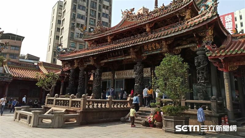 台灣新聞通訊社-民眾嚇壞急報案!北市龍山寺旁驚見女屍 獨坐牆邊寸步不移