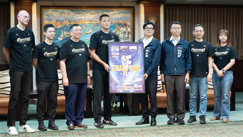台灣新聞通訊社-TPVL／職排首冠留在高雄　台鋼天鷹3戰全勝封王！陳其邁力挺球隊拚連霸
