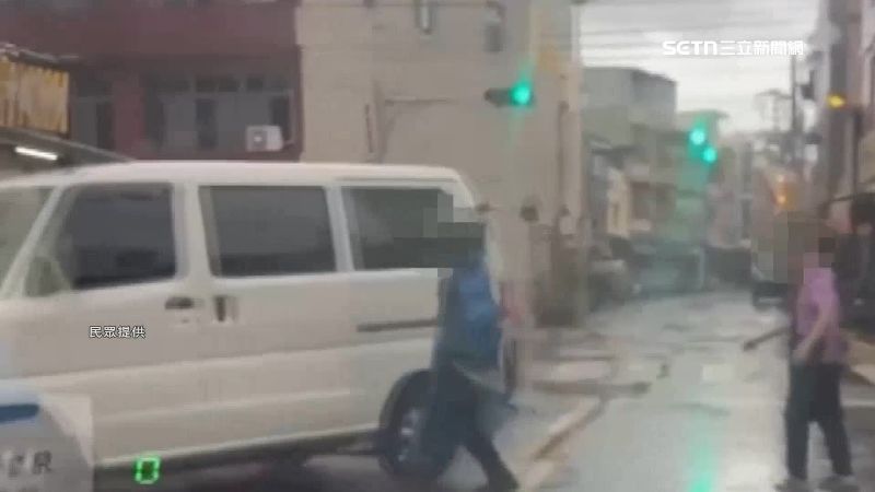 台灣新聞通訊社-麵攤業者控遭檢舉！冒雨持鍋勺追砸小貨車
