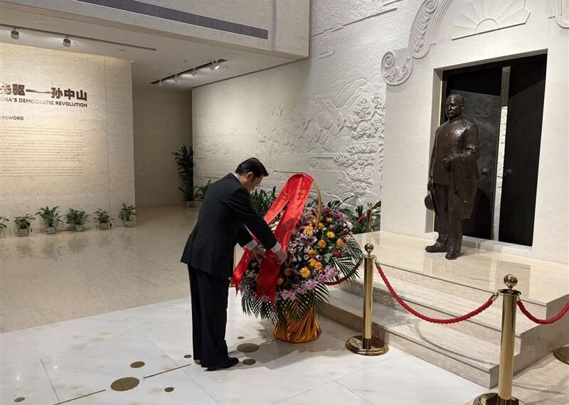 台灣新聞通訊社-拜謁孫中山故居　張榮恭親獻花藍：盼推動兩岸交流合作及和平發展