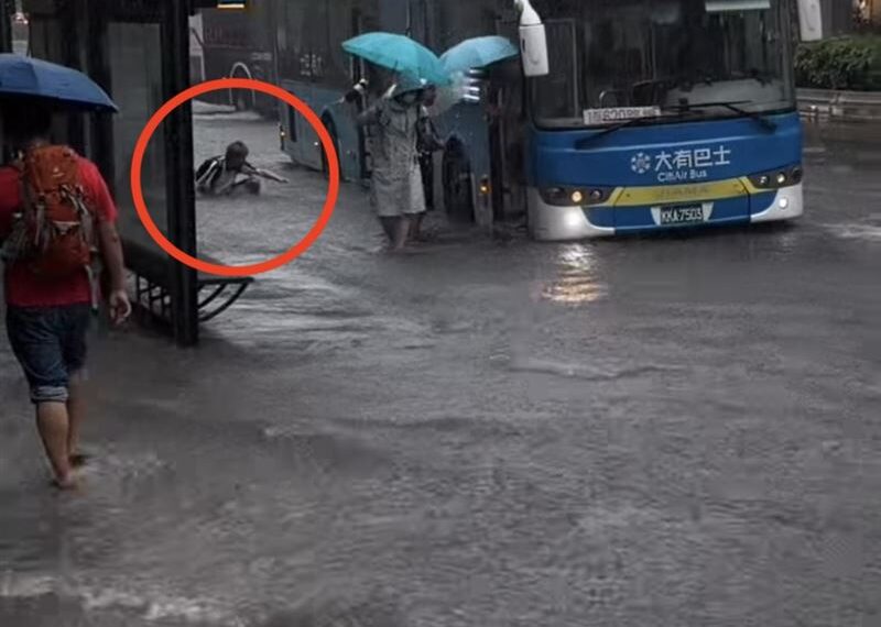 台灣新聞通訊社-內湖暴雨淹成河⋯內工男同學下公車慘跌！起身「超暖1舉動」網全讚爆