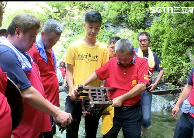 台灣新聞通訊社-吃肉粽、看龍舟、立蛋？ 端午時節他們卻上山取寶？