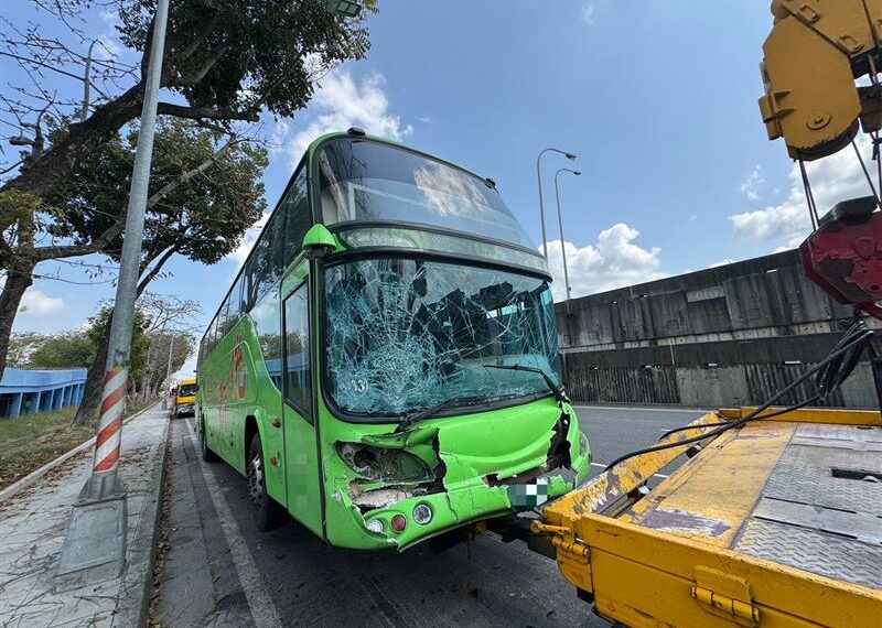 台灣新聞通訊社-快訊／驚悚畫面曝！統聯「沒減速」追尾　2小客車屁股撞爛1人送醫