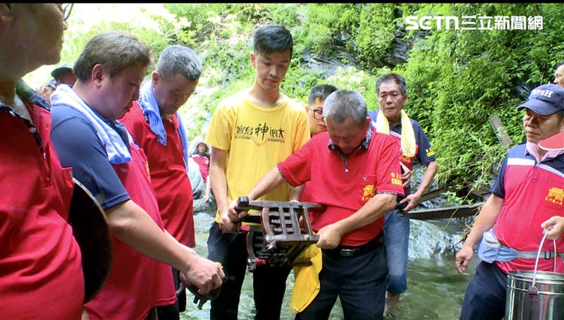 台灣新聞通訊社-吃肉粽、看龍舟、立蛋？ 端午時節他們卻上山取寶？