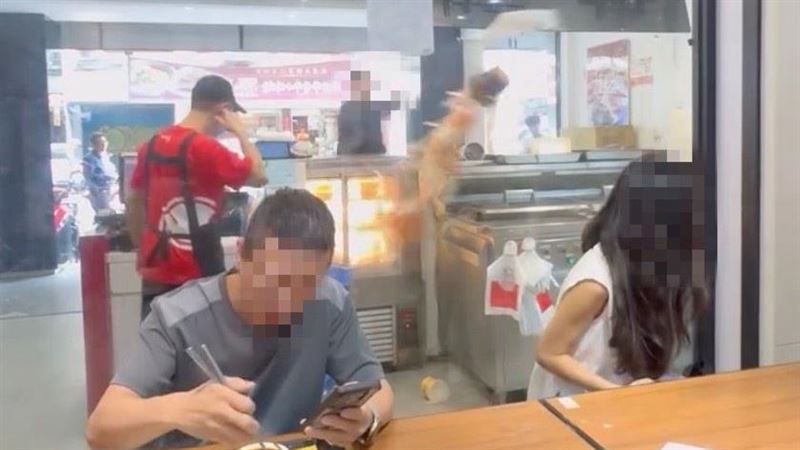 台灣新聞通訊社-快訊／忠孝東路八方雲集大鬧！奧客發飆「猛砸餐具、餐點」現場畫面曝