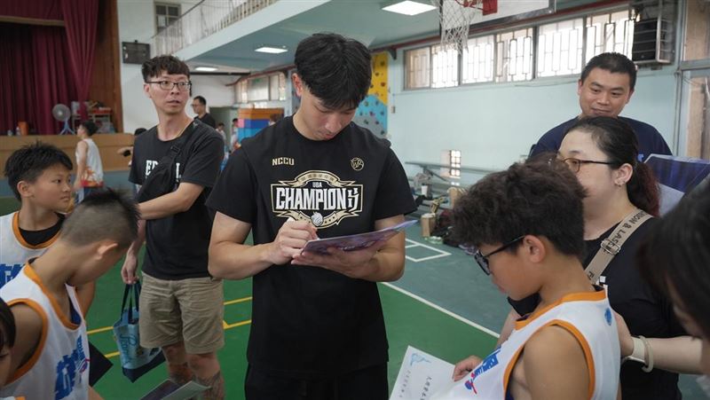 台灣新聞通訊社-UBA／政大雄鷹前進苗栗三義辦公益營　宋昕澔回母校推廣籃球夢想