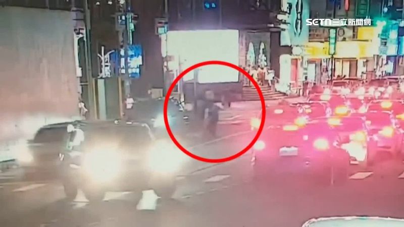 台灣新聞通訊社-不滿變換車道靠太近 公車、轎車駕駛路邊鬥毆