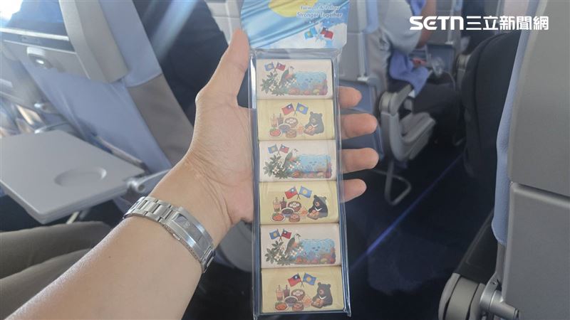 台灣新聞通訊社-戰貓出訪！蕭美琴搭民航機發巧克力　抵帛琉突增行程赴球場為台灣隊加油
