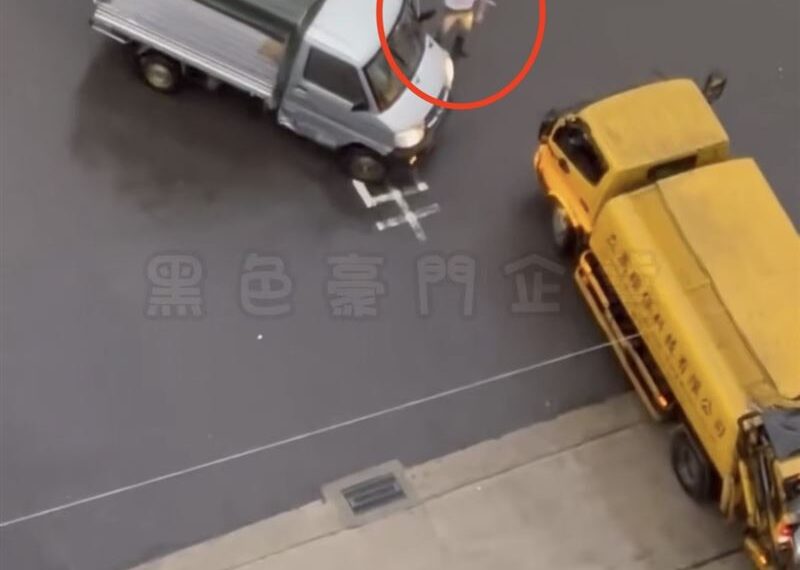 台灣新聞通訊社-桃園毒蟲逼停垃圾車!下秒「亮西瓜刀叫囂」畫面曝 慘遭破窗圍捕