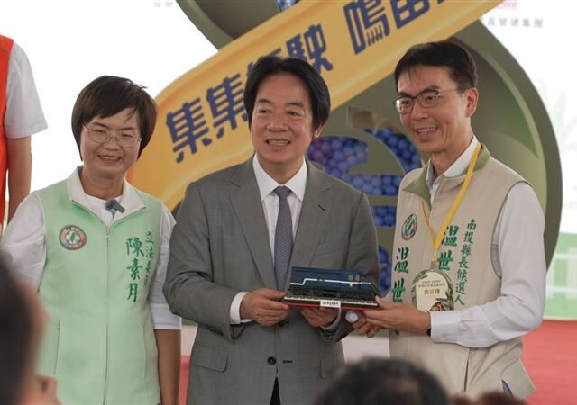 台灣新聞通訊社-集集支線全線復駛！温世政贈綠皮火車模型分享鐵道記憶