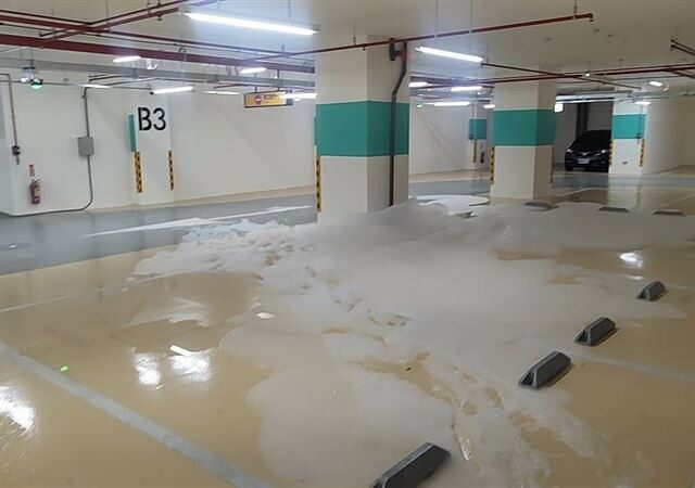 台灣新聞通訊社-蔣萬安快看！南港經貿社宅有災情：全都是泡沫、電梯淹水無法啟動
