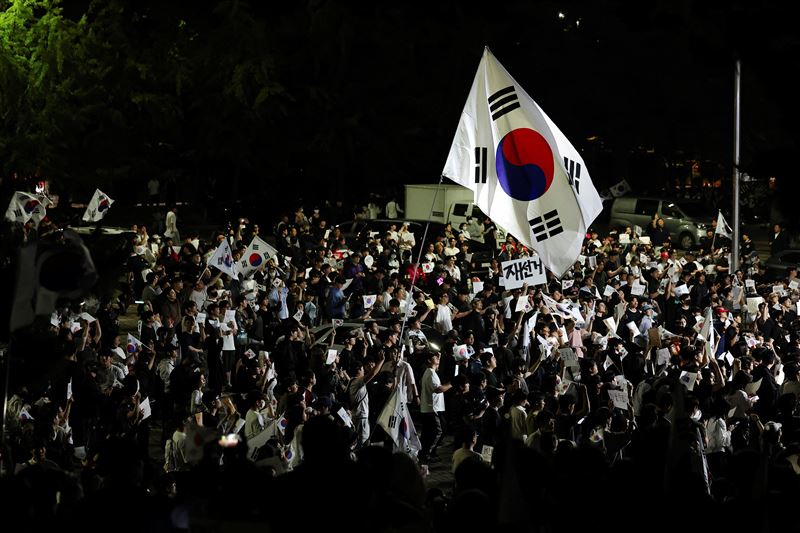 台灣新聞通訊社-韓國爆上萬人封路示威 撞上周圍KPOP演唱會人潮「亂成一團」