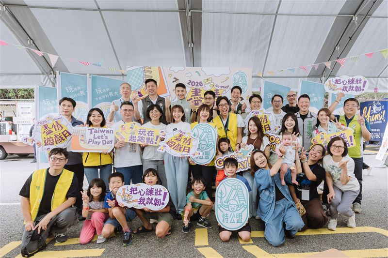 台灣新聞通訊社-特公盟凱道封街變身限時遊戲場　跨黨派立委現身挺「孩子不怕跌倒」