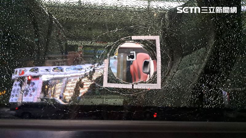 台灣新聞通訊社-快訊/畫面曝!客運開一半…遭不明物貫穿「車窗破2大洞」