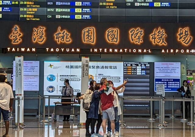 台灣新聞通訊社-快訊／米克拉、無花果「雙颱襲日」！ 華航、虎航航班異動