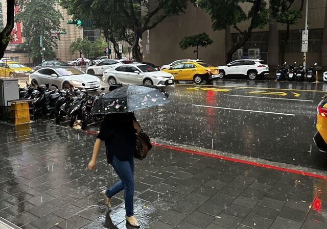 台灣新聞通訊社-快訊／下班注意！中投10鄉鎮防大雷雨襲擊　持續至19：34分