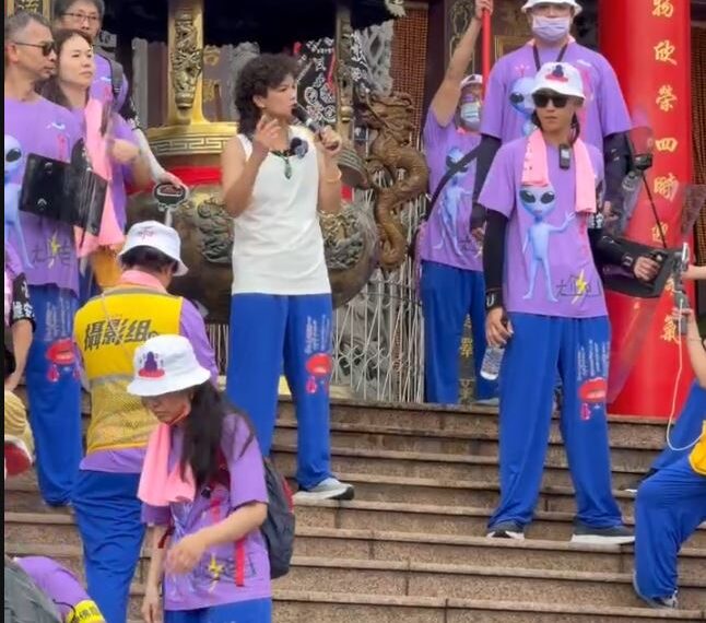 台灣新聞通訊社-遶境喊尬電!「濟顛禪師」拿麥唱跳 信徒急護航:希望神佛唱歌給我們聽