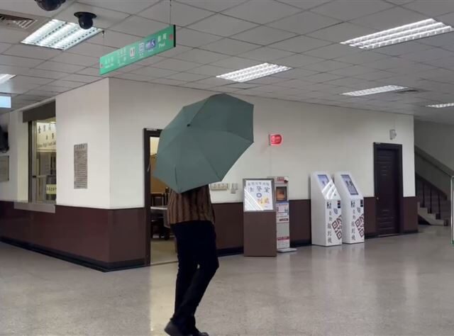 台灣新聞通訊社-SBL假球簽賭案二審首開庭！斑霸撐傘進法院　與柯旻豪聲請解除限制出境