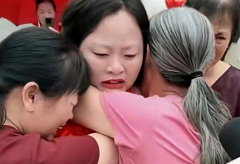 台灣新聞通訊社-弄壞鄰居沐浴乳瓶怕挨罵！9歲女童離家失聯22年 母重逢淚崩悔太嚴厲