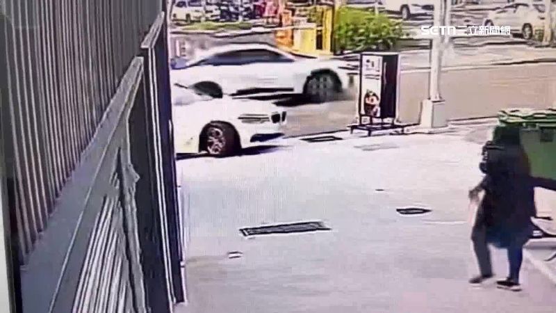 台灣新聞通訊社-害撞元凶曝!巷口陡坡高低差18cm 逾10車遭殃