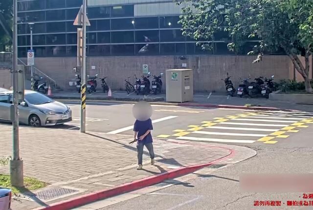 台灣新聞通訊社-男持雙刀遊蕩士林引恐慌　警攔截逮人再破毒品案