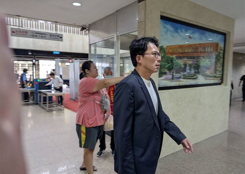 台灣新聞通訊社-狗仔案被控反滲透法、國安法　黃國昌首被傳喚！批檢浪費司法資源