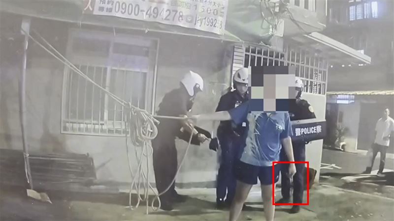 台灣新聞通訊社-土地糾紛爆走!土城55歲婦揮菜刀砍攤架 警奪刀化解危機驚險畫面曝光