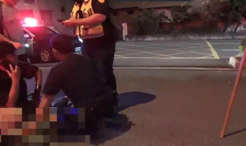 台灣新聞通訊社-嘉義男衝警局求送醫!被抓包毒駕肇逃「原地抓狂」 暴怒叫囂遭壓制上銬