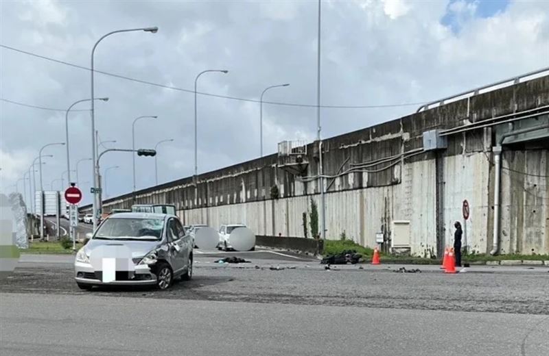台灣新聞通訊社-疑機車闖紅燈碰撞汽車!高雄外籍大學生趴地倒臥血泊、傷重送醫不治
