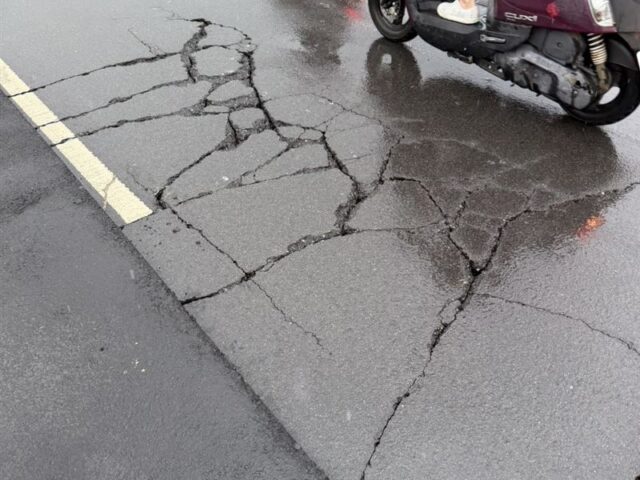 台灣新聞通訊社-豪雨成災！桃園多路段「路面塌陷」交通大塞車…居民嚇喊：30年來第一次