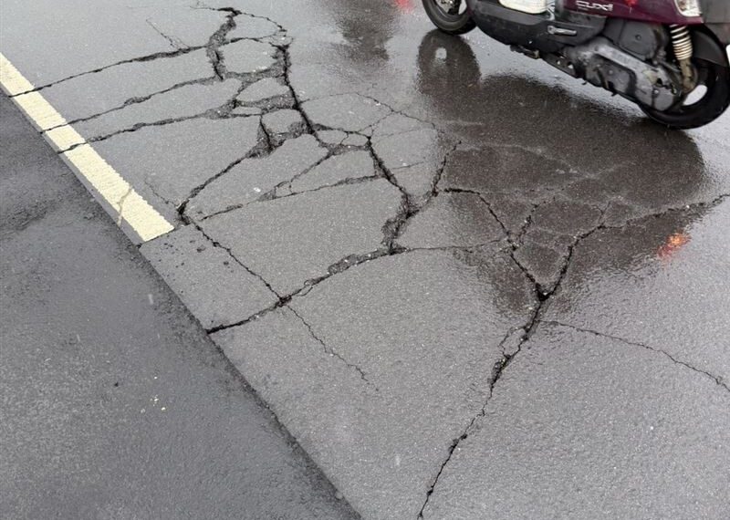 台灣新聞通訊社-豪雨成災！桃園多路段「路面塌陷」交通大塞車…居民嚇喊：30年來第一次