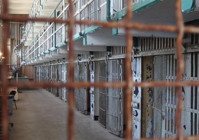 台灣新聞通訊社-假釋考核威脅！監獄管理員逼受刑人口交　 他「晃動藍白拖」成鐵證
