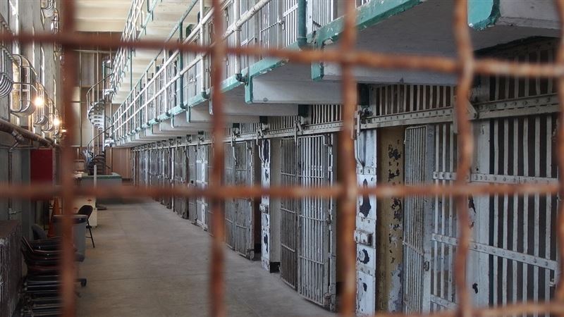 台灣新聞通訊社-假釋考核威脅！監獄管理員逼受刑人口交　 他「晃動藍白拖」成鐵證