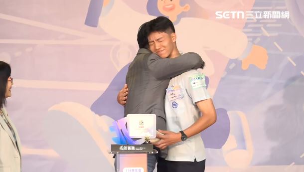 台灣新聞通訊社-致詞提黃仁勳!蔣萬安親頒市長獎給蔣得立 父子相擁、扮鬼臉自拍畫面曝